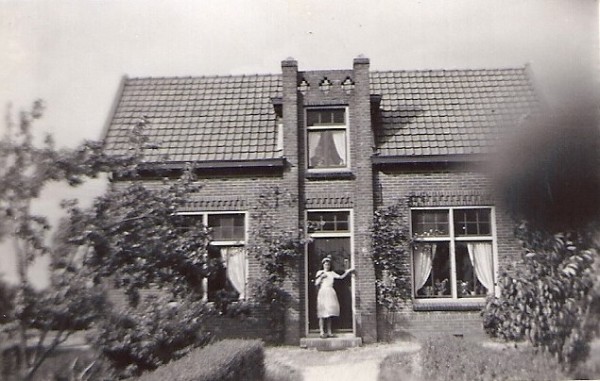1951 Annie deur ouderlijk huis0001